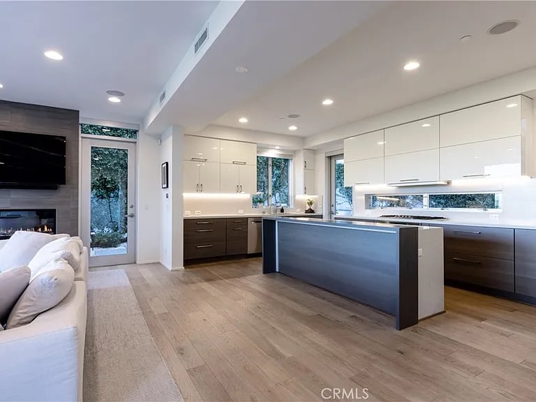 7350 Pacific View Dr