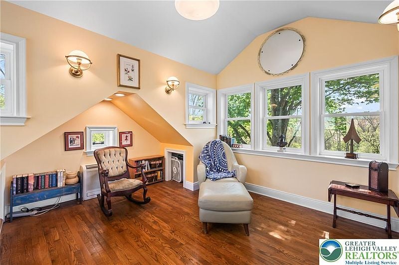 1072 FIVE POINTS RICHMOND ROAD