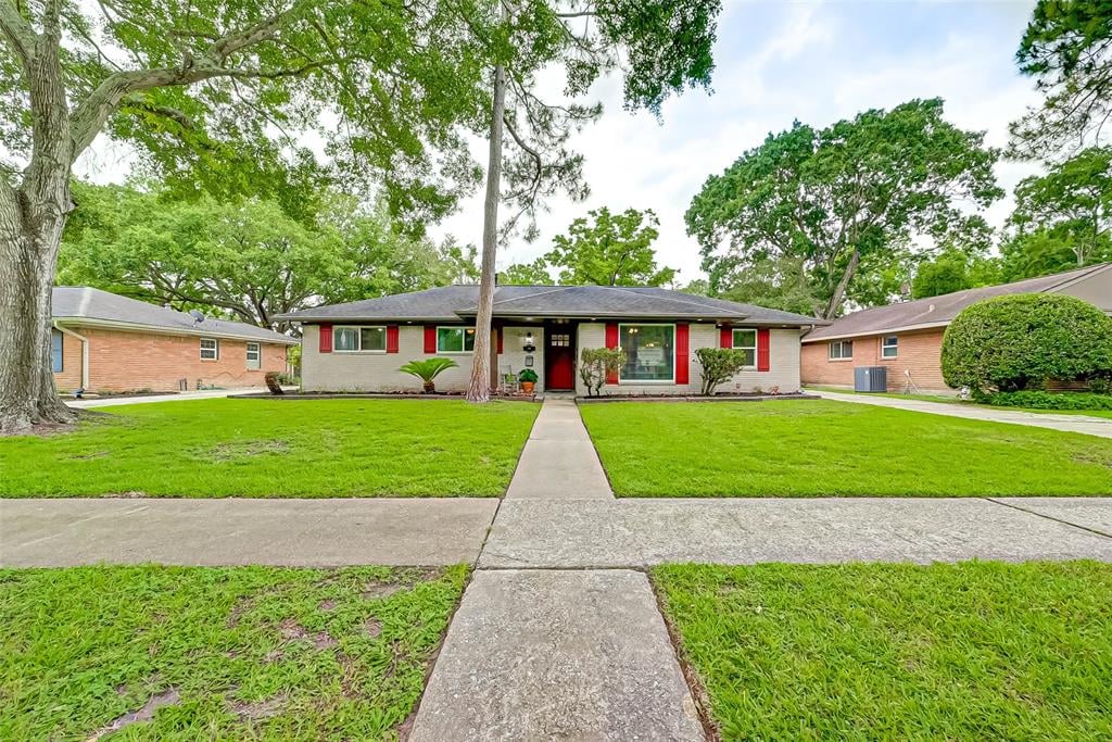 5735 Cerritos Dr