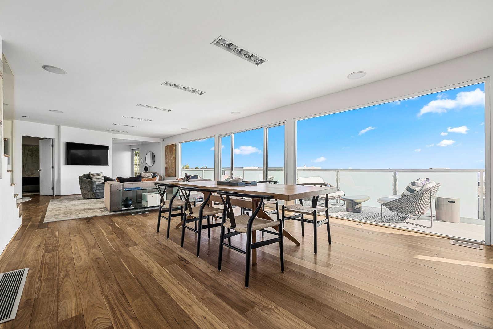 St Ives Dr, 90069