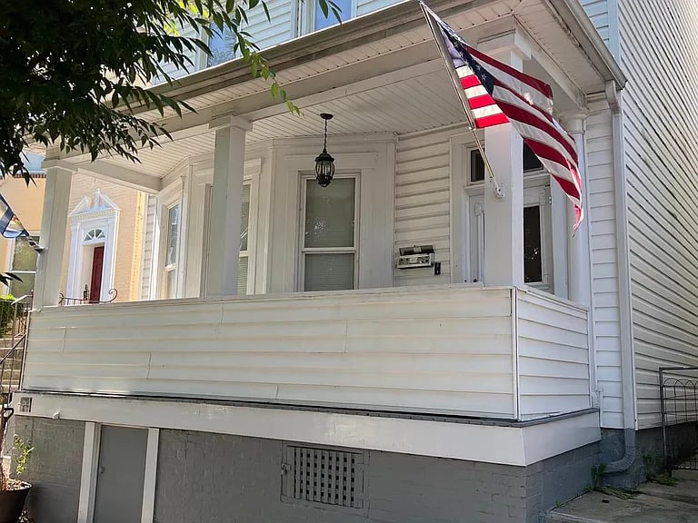 205 W Race St