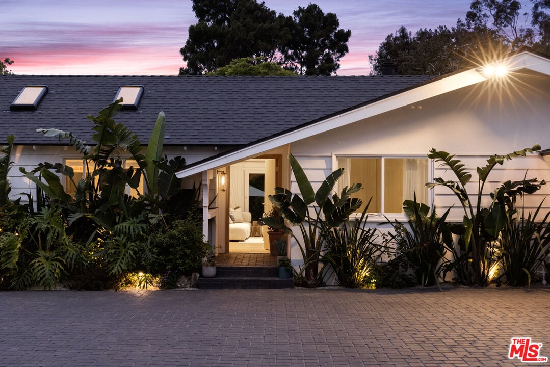 Echelon Pavilion, Grayfox St, 90265