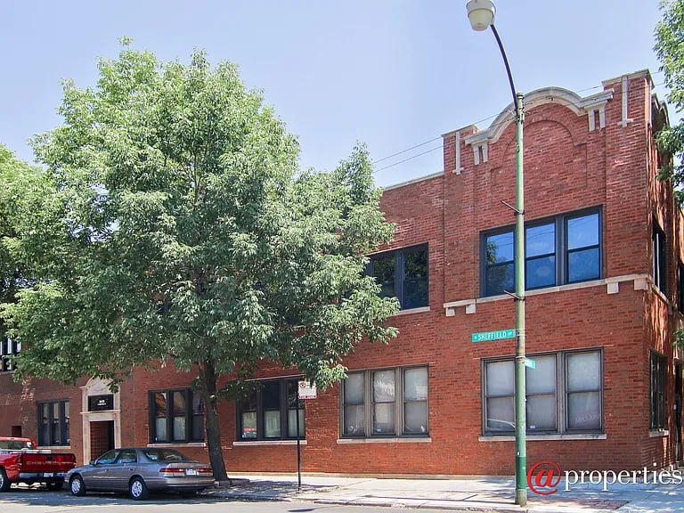 2435 N Sheffield AVE 4