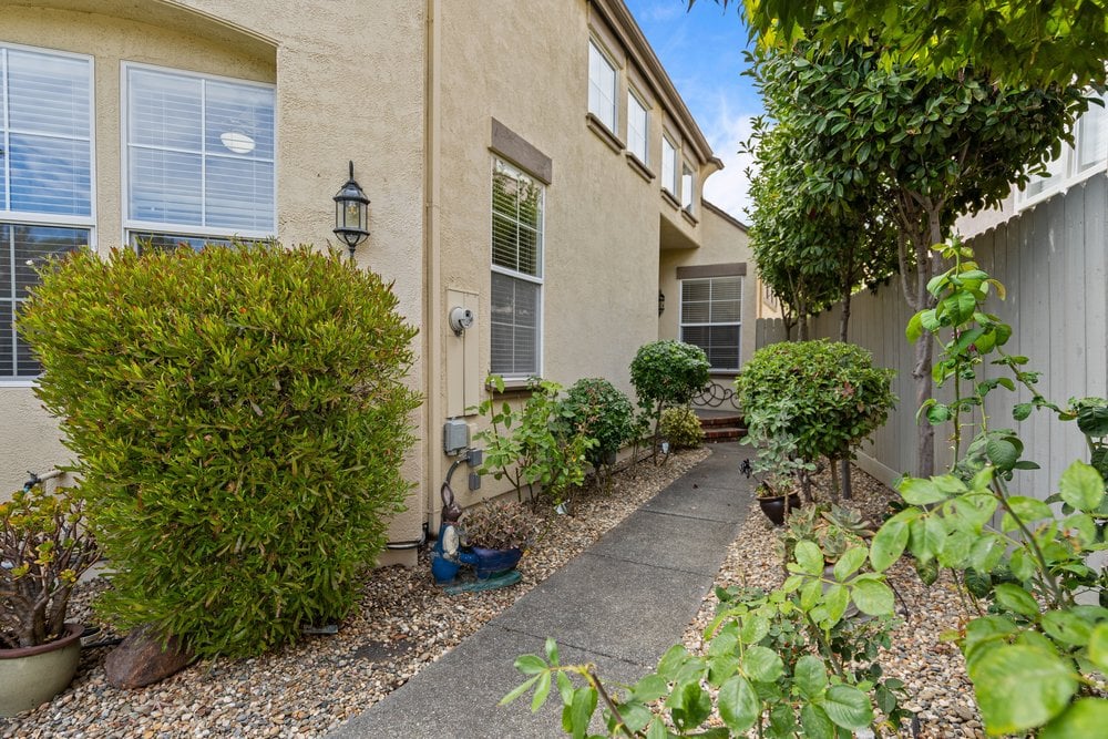 2010 Falcon Ridge Dr