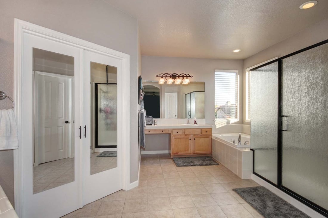 Gorgeous Lincoln 5 Bedroom Home for Sale!