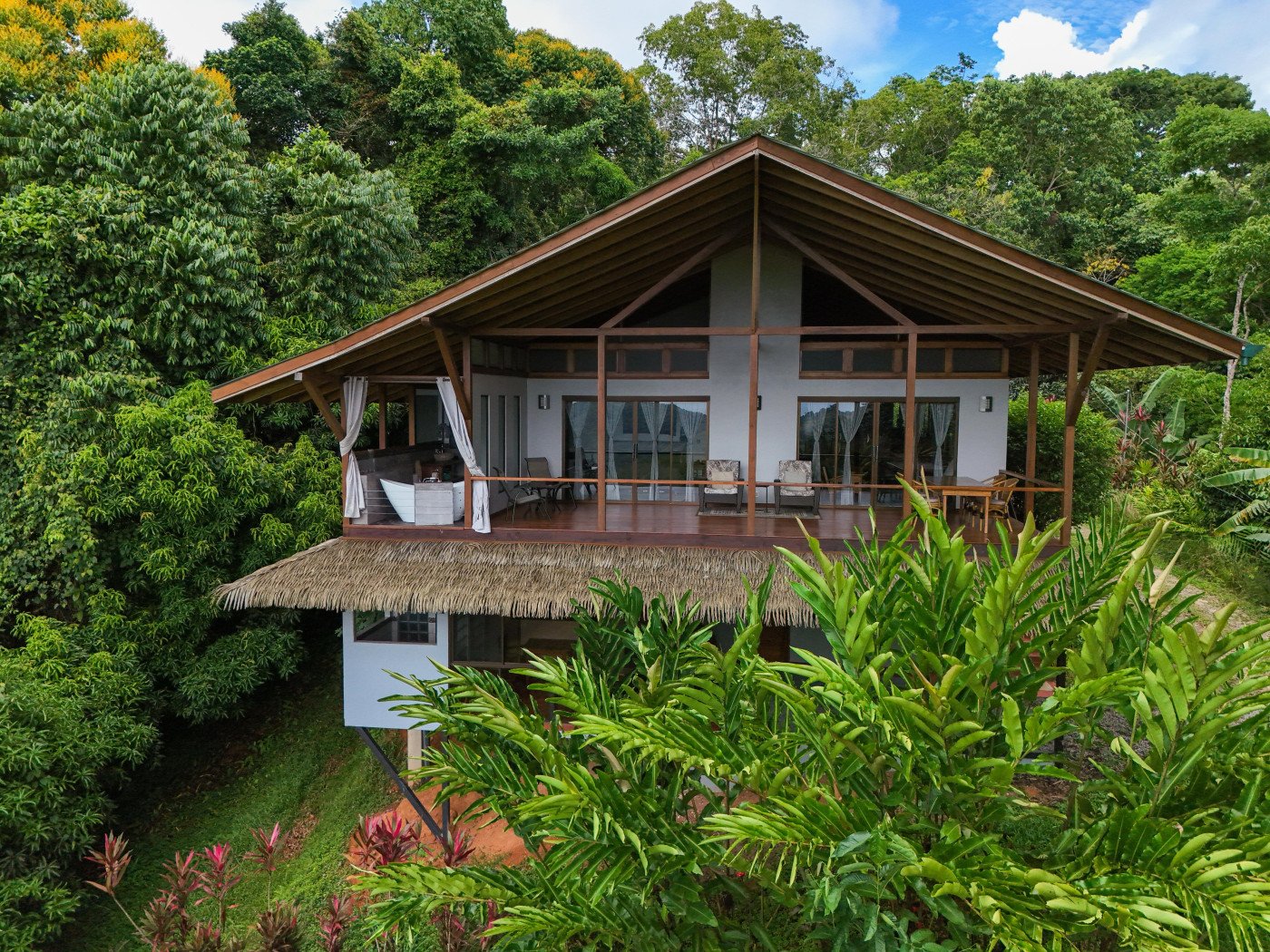 TROPICAL RETREAT IN PLATANILLO – OCEAN VIEW HOME PLUS APARTMENT IN ESTABLISHED COMMUNITY – 0.88 ACRES