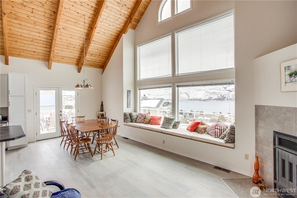 207 Riviera Dr