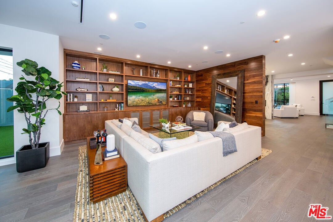 S Sherbourne Dr, 90035