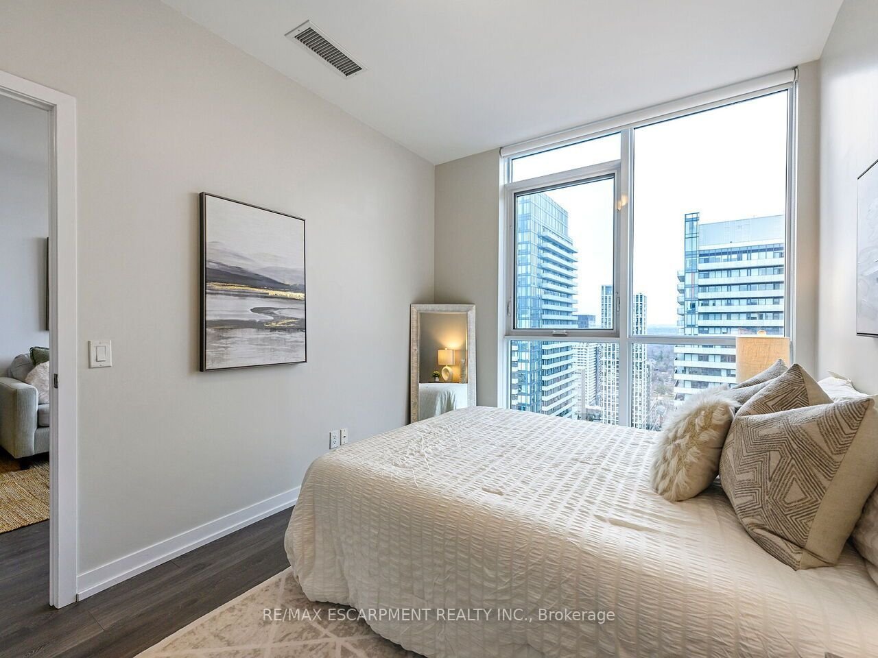 BEGINNER LUXURY IN MIDTOWN 