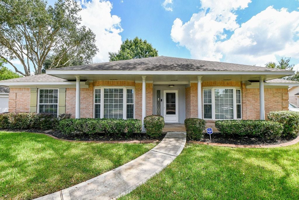 2407 Meadow Way Dr