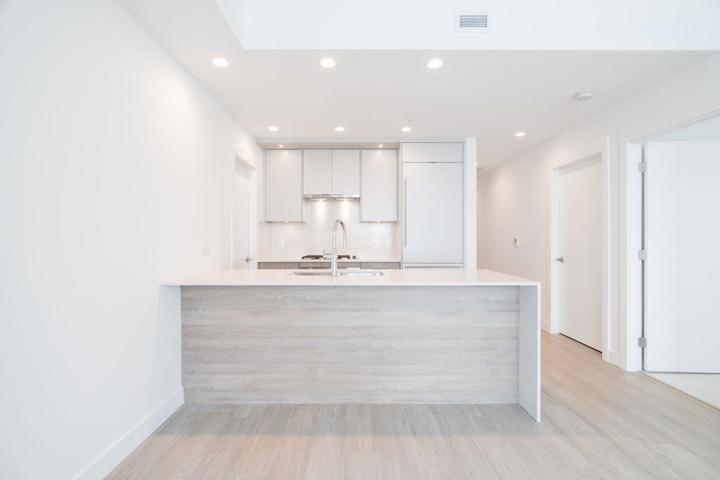 7638 Cambie St, #201