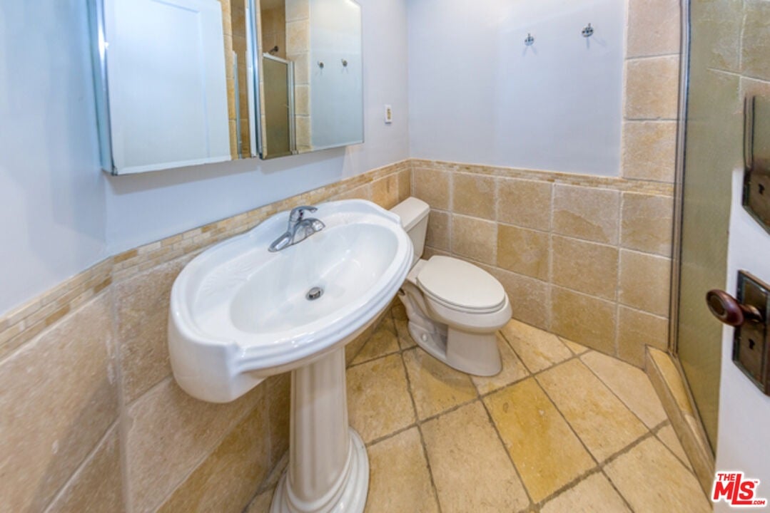 1131 S La Peer Dr