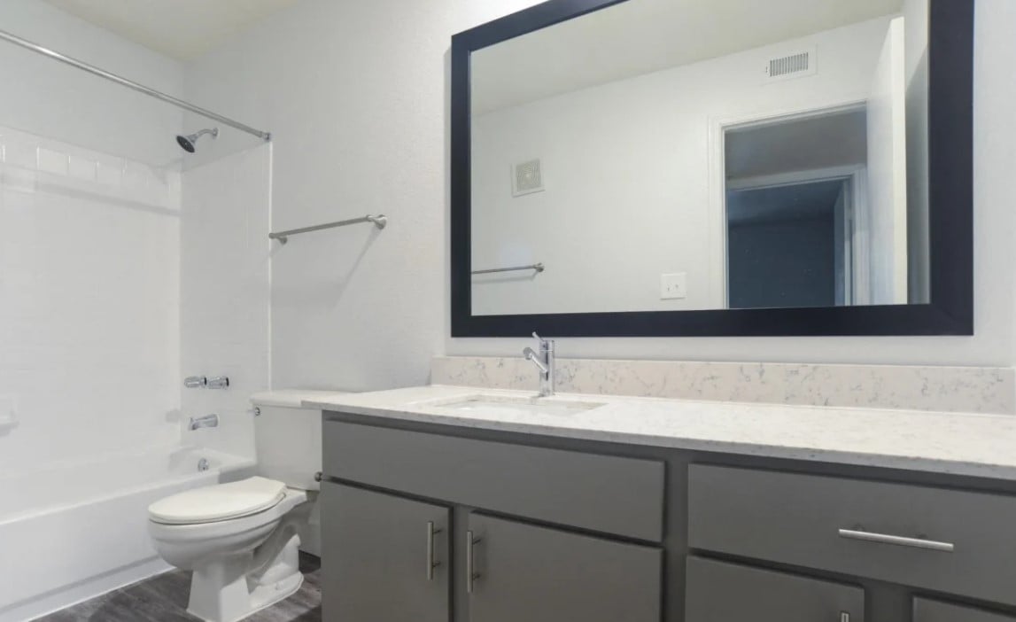 Amazing 2/2, walk to the Domain, up to 10 free weeks!