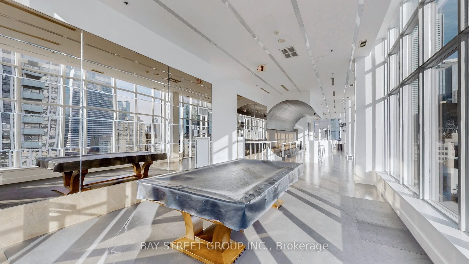 STUNNING SUNNY PENTHOUSE