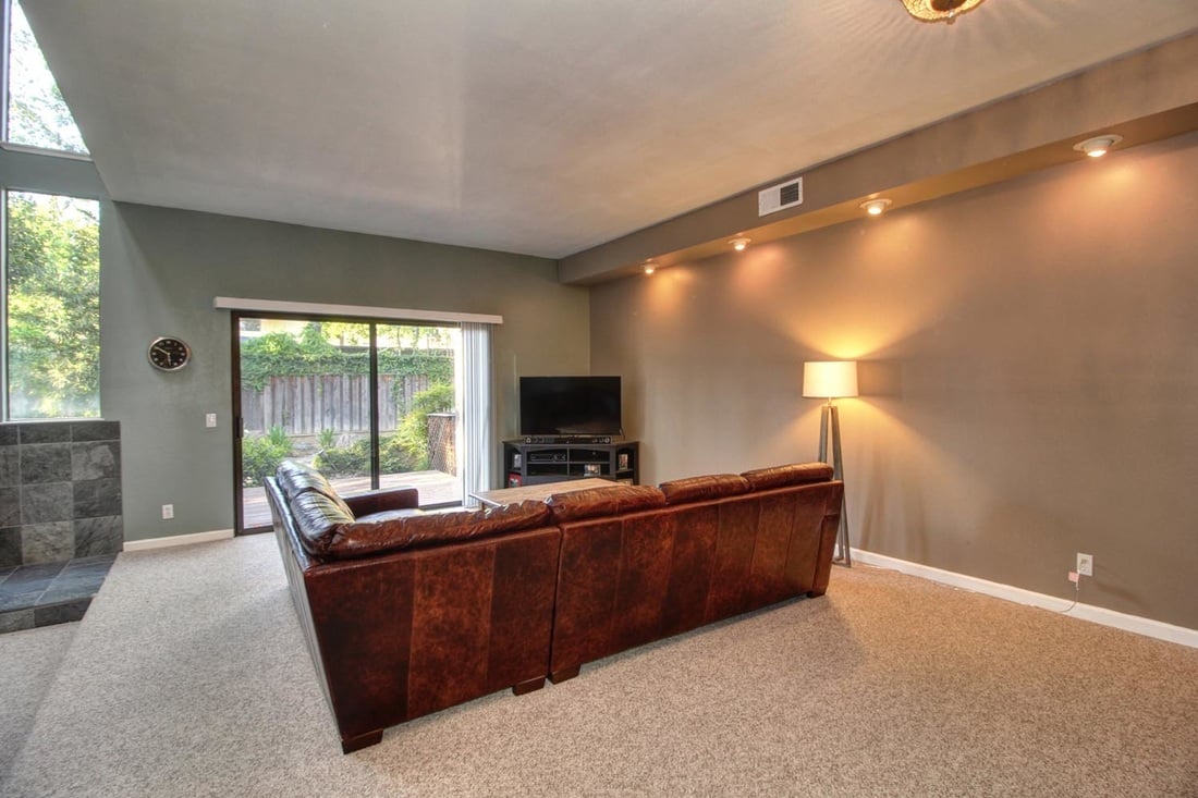 Gorgeous Condo in Popular Exeter Square!