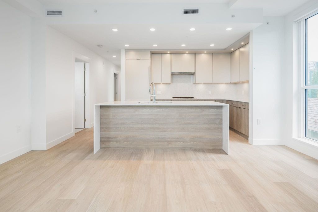 7638 Cambie St, #307