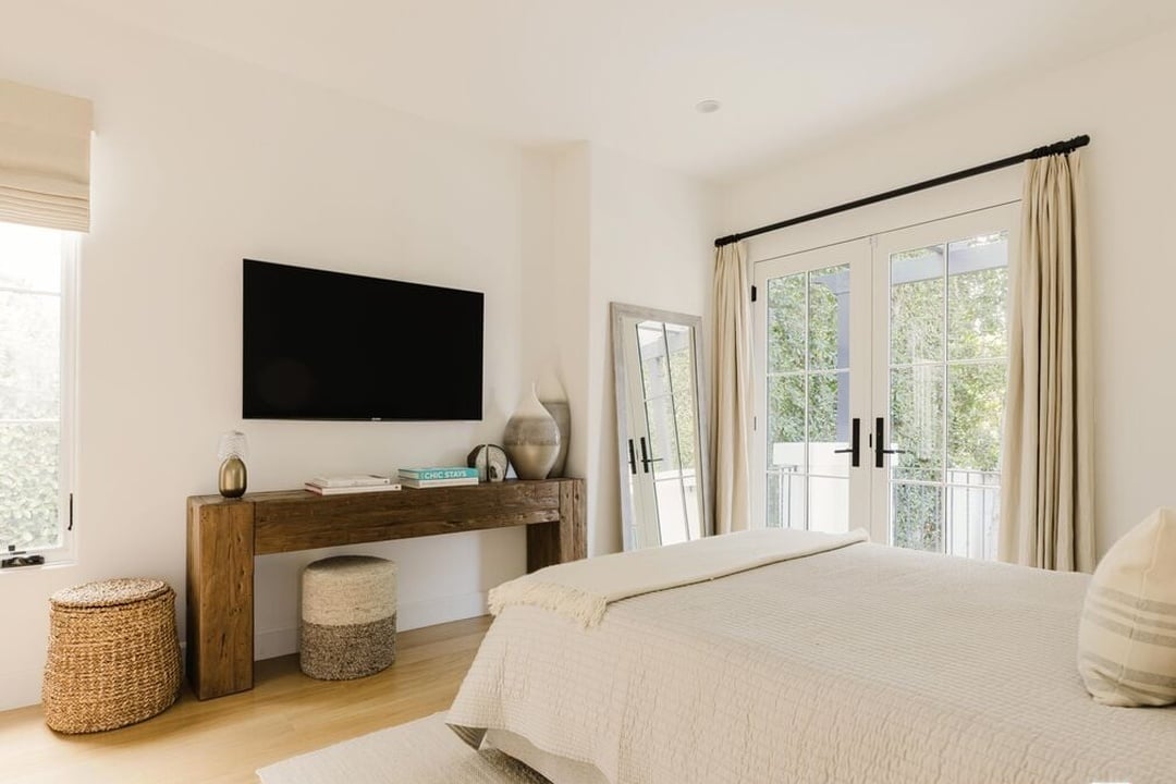 Solaris Pavilion, Westbourne Dr, 90048