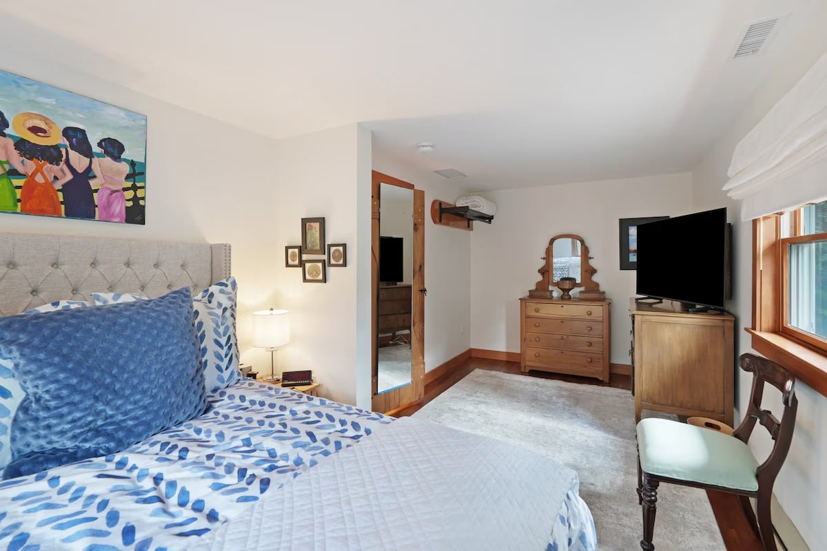 Renovated Oak Bluffs Retreat With Lagoon Access
