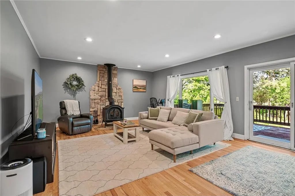 156 Lakeview Ave