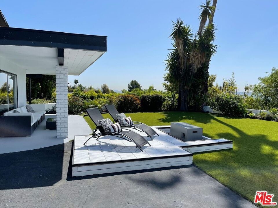 Monarch Pavilion, Beverly Grove Dr, 90210