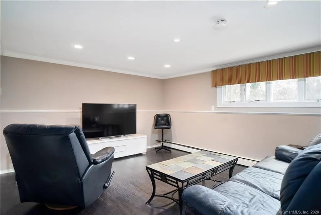 28 Surrey Dr, Norwalk