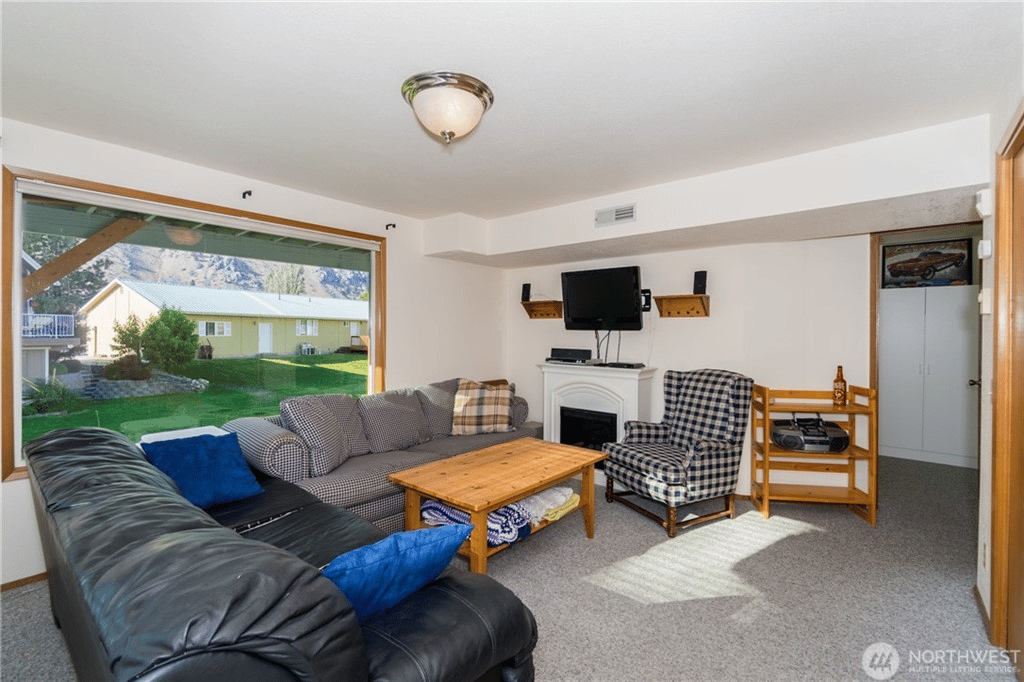 325 W Beach Dr