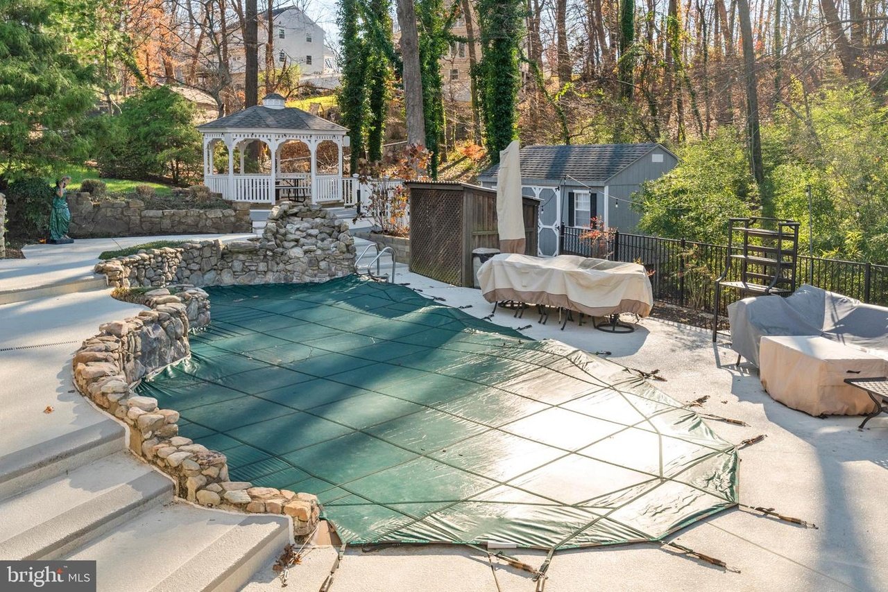 302 Holly Rd