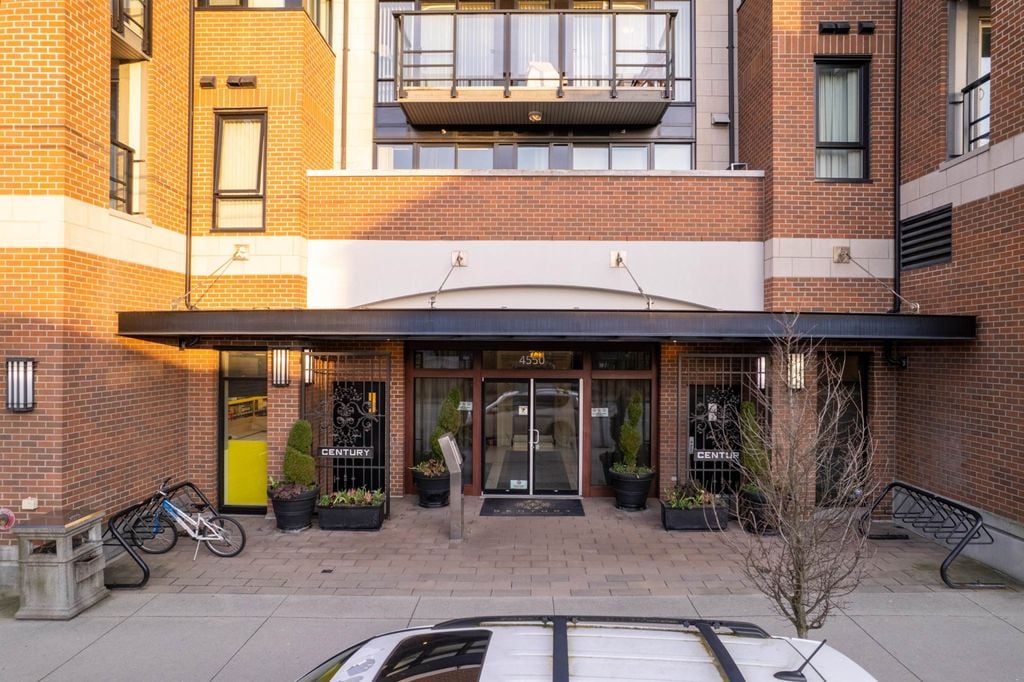 4550 Fraser St, #206