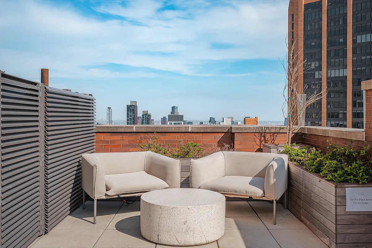 49 East 34th St Unit: 33C