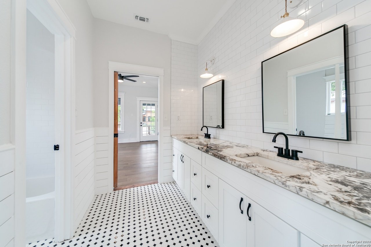 925 Burleson