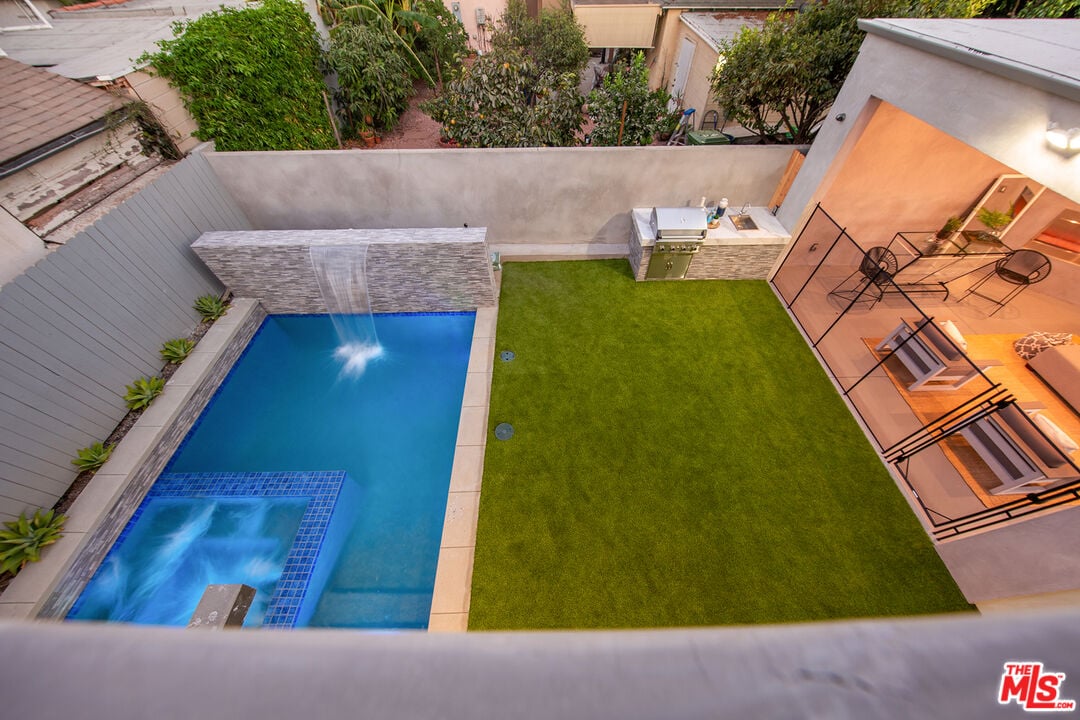 S Sherbourne Dr, 90035