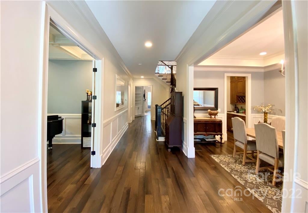 709 Woodcliff Ct