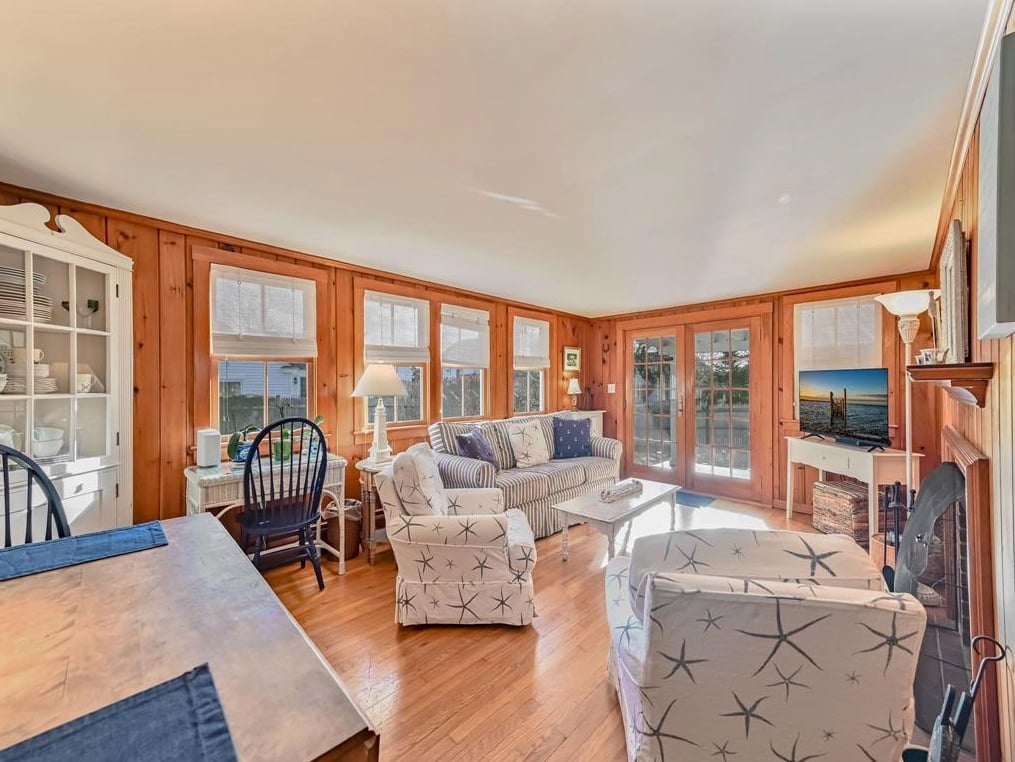 12 Colonial Ln