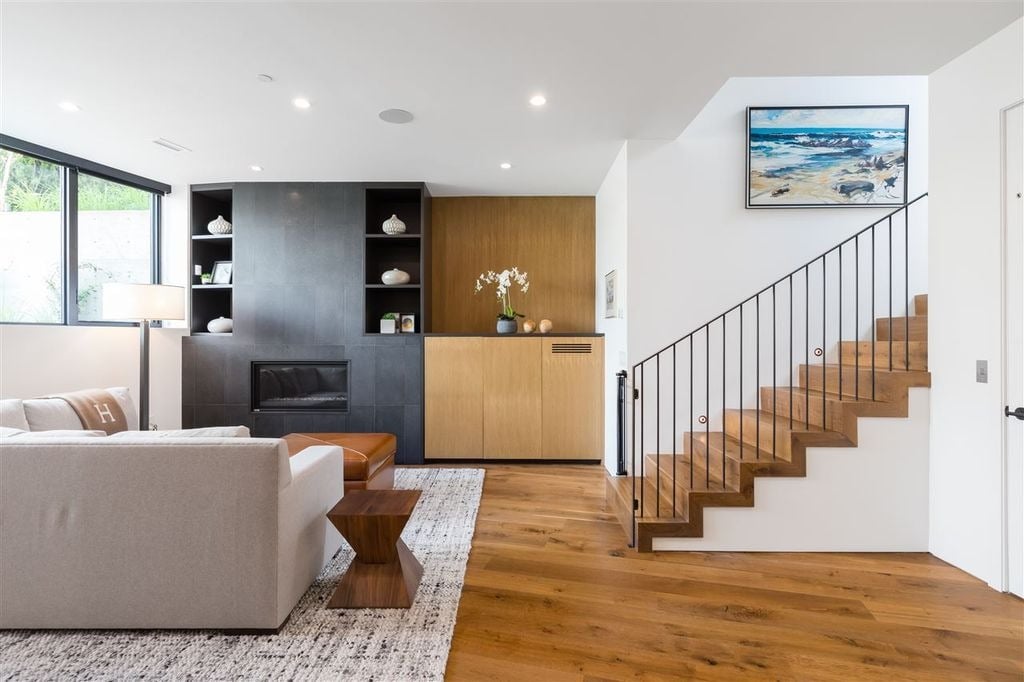 4385 Locarno Cres