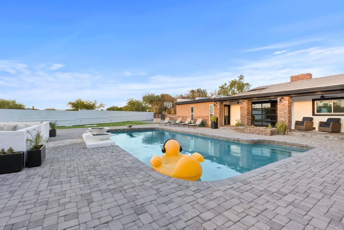 Phoenix Luxury! Pickleball | Free Heated Pool | Hot Tub
