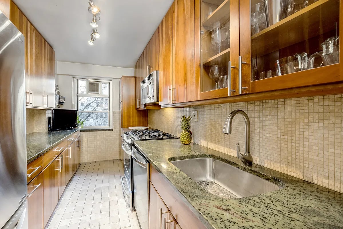 70 E 10th St #7H