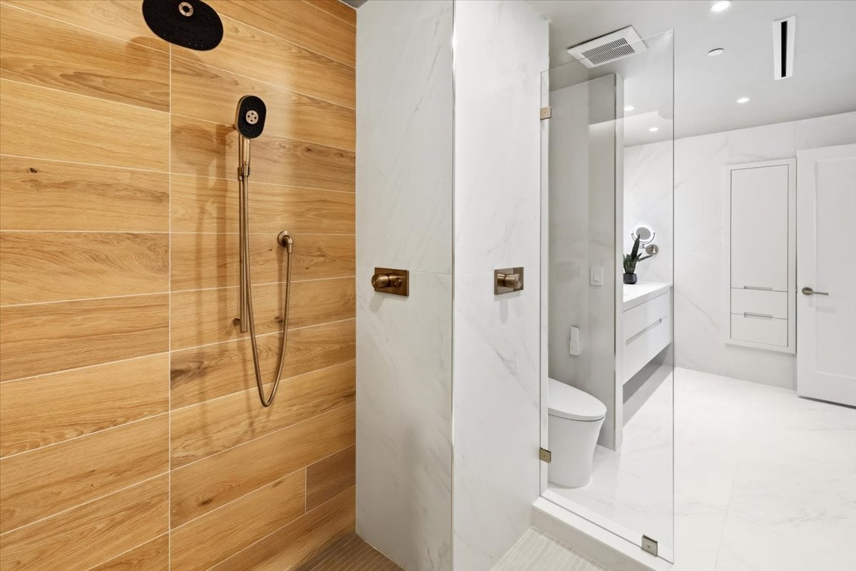 100 Carlyle Drive VG6