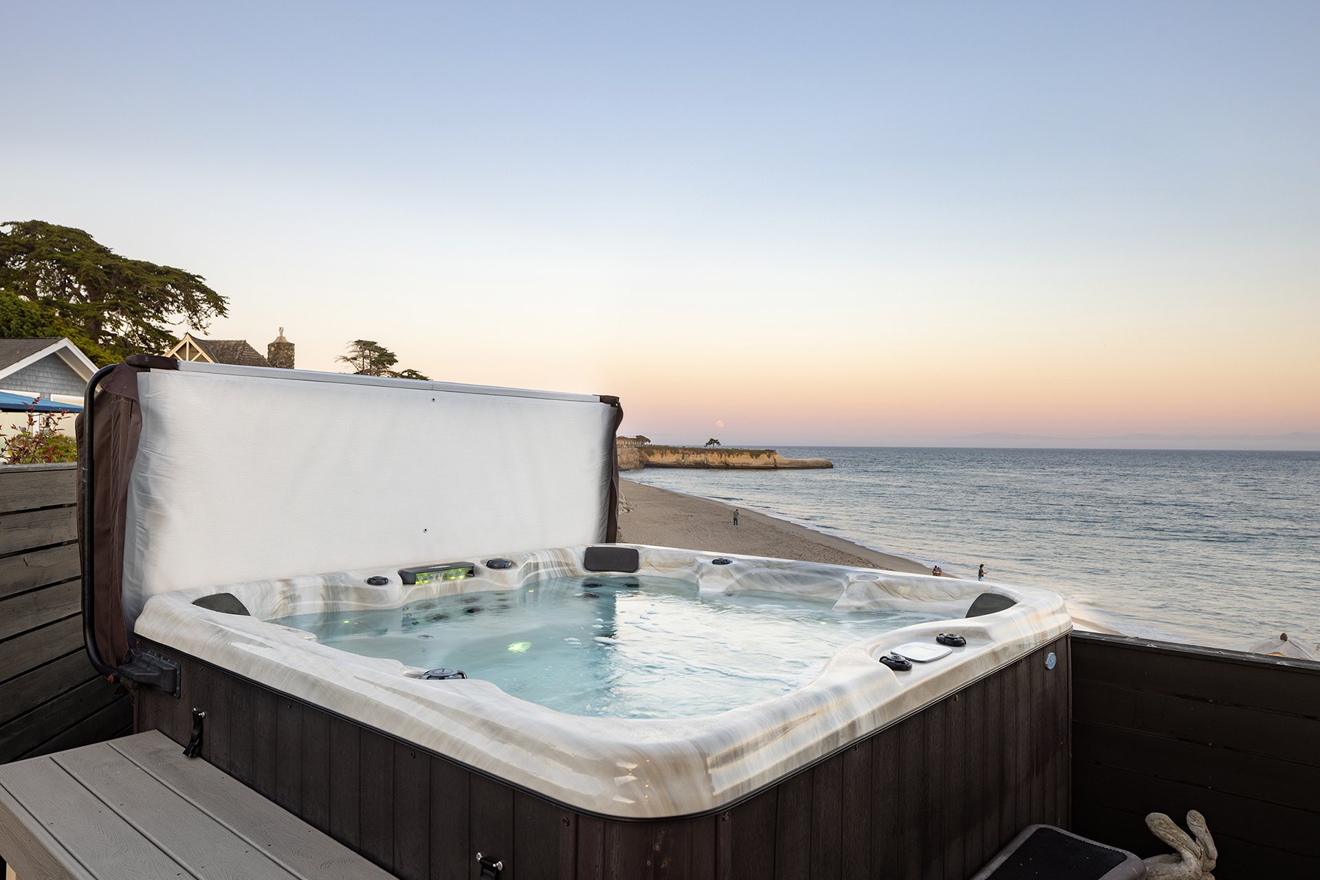 Contemporary Oceanfront Retreat