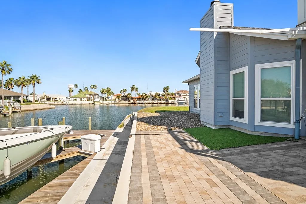 112 Dolphin Ct