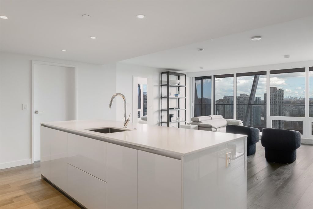 1111 Richards St, #2104