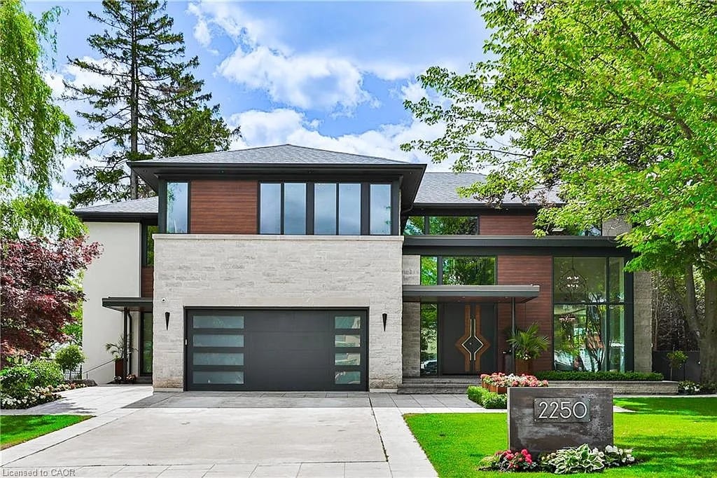 Inside South Oakville’s Most Coveted Lakeside Streets