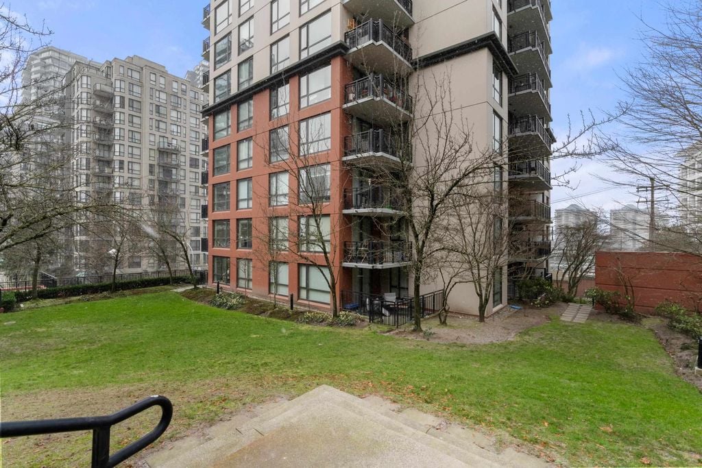 833 Agnes St, #807
