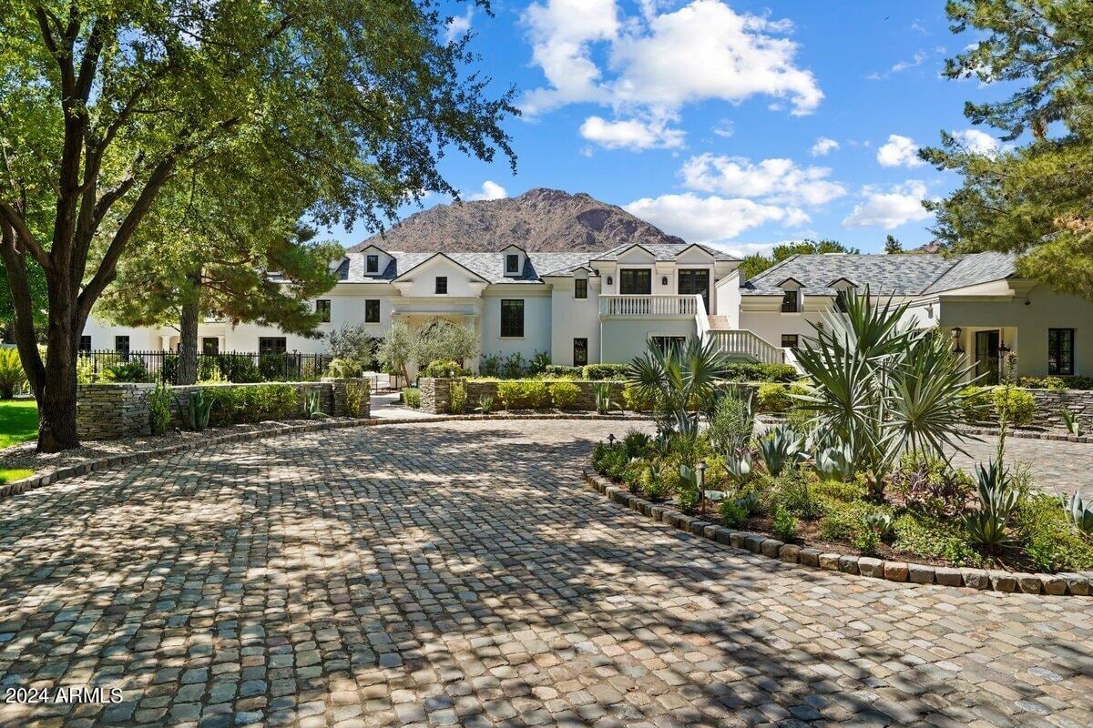 5901 E EDWARD LN