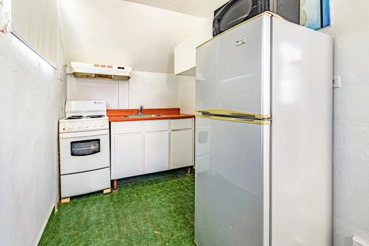 Beach House Apt 9 • 1BR + Sofa Bed • Full Kitchen - Airbnb