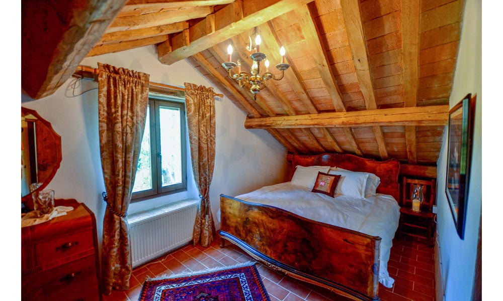 An Enviable Country Retreat With Panoramic Views in Colmurano, Le Marche