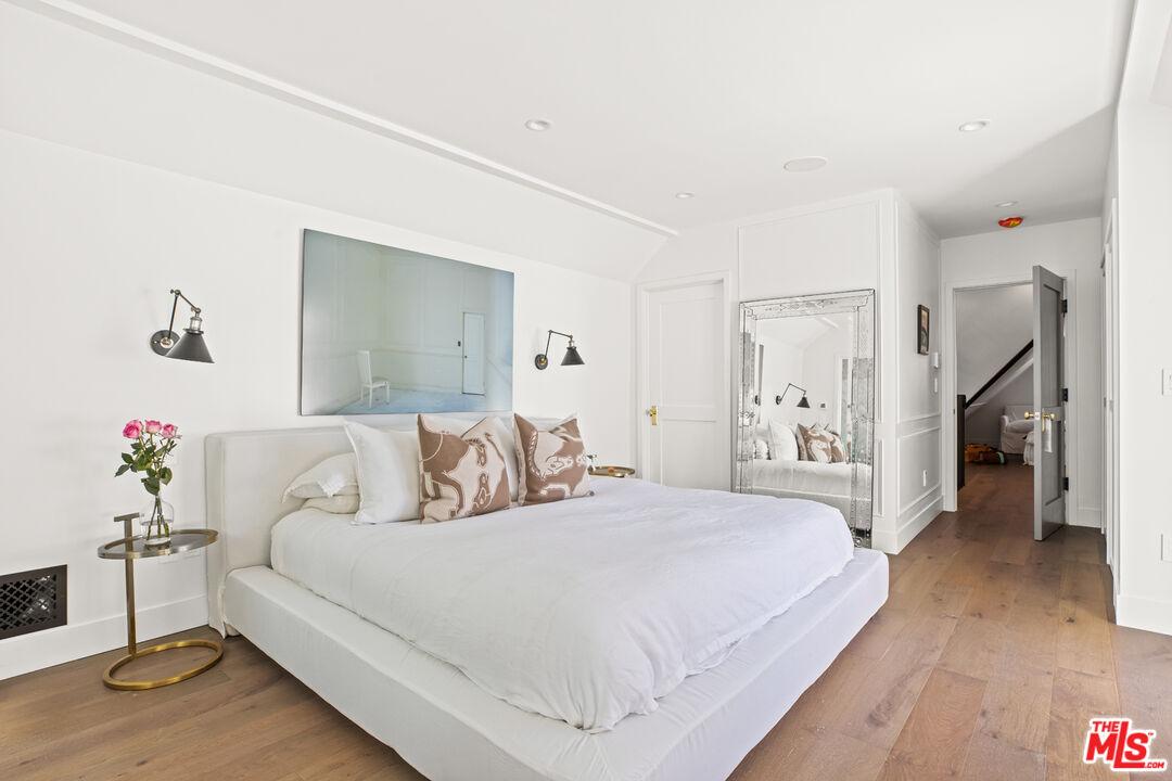 1136 S Burnside Ave