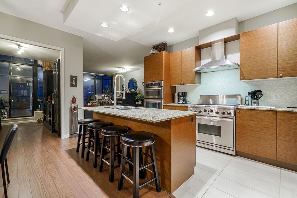 610 Victoria St, #2102