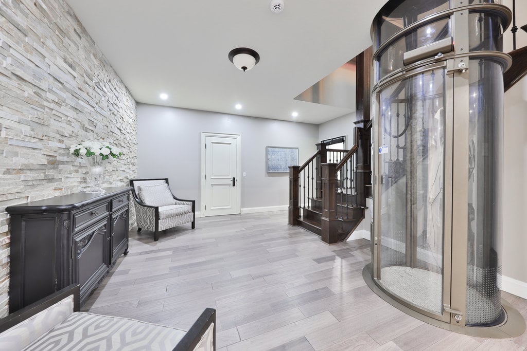 5047 Lakeshore Rd