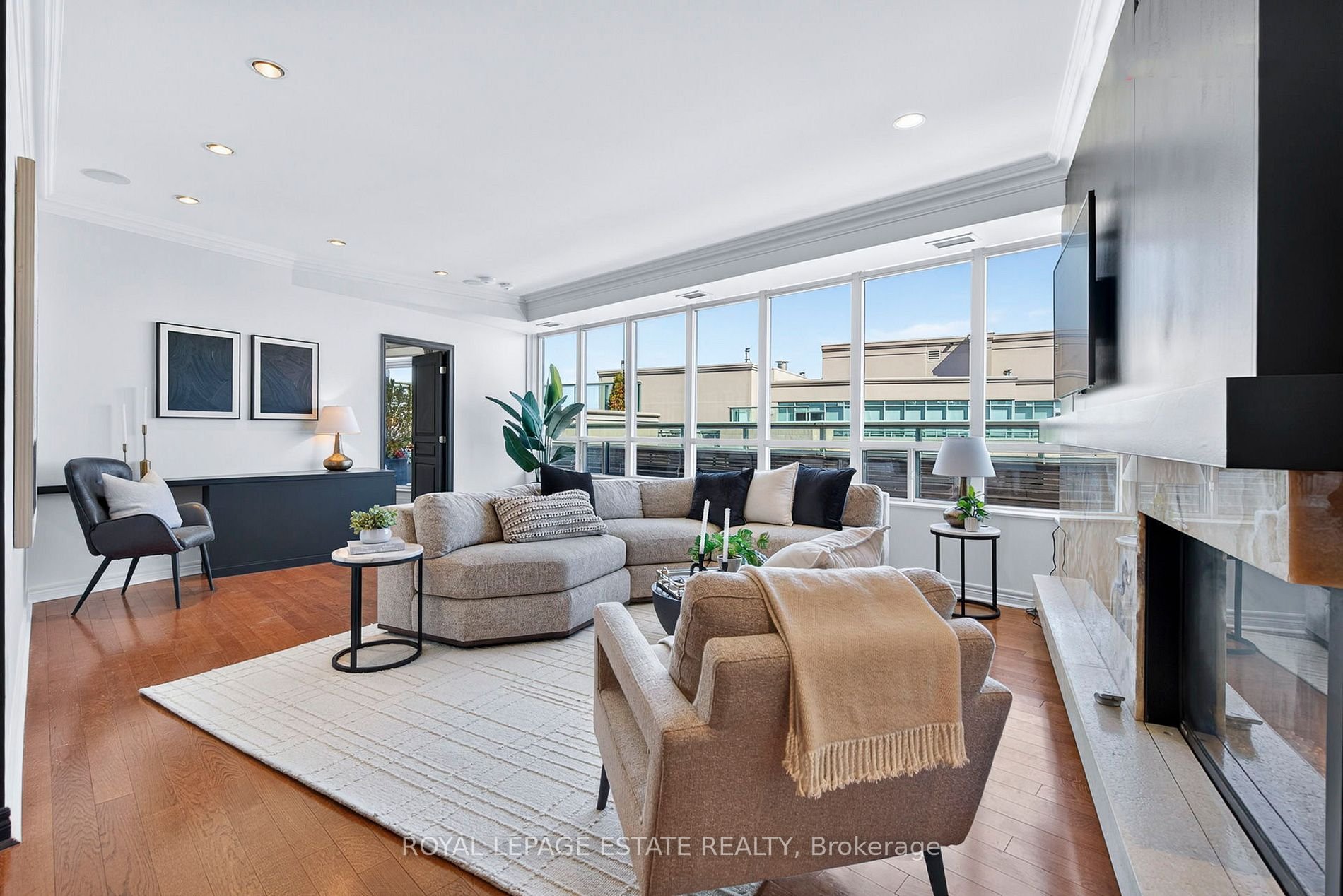 PENTHOUSE PINNACLE OF WATERFRONT LIVING 