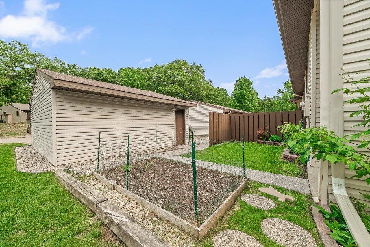 172 River Woods Ln